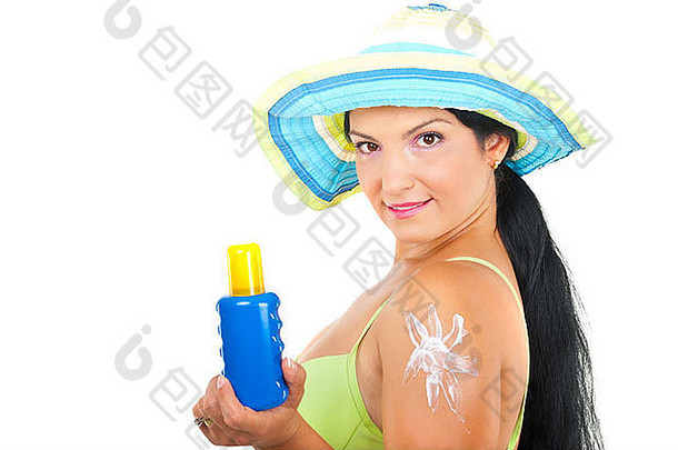 美丽的浅黑肤色的女人女人穿他泳衣持有瓶太阳保护乳液