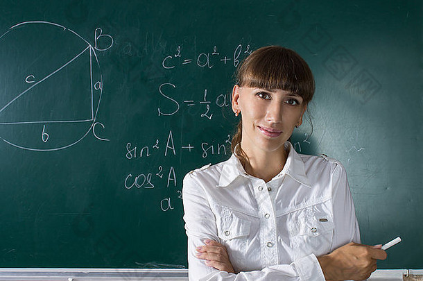 年轻的老师女人学生女孩黑板上数学方程