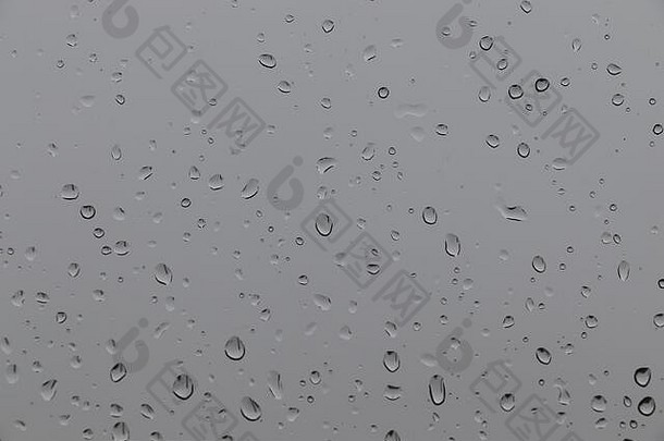 雨滴窗口前面多雨的灰色天空