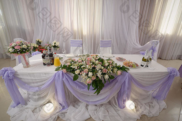 装饰餐厅表格新婚夫妇紫罗兰色的颜色