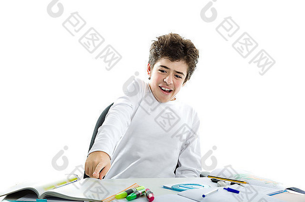 惊慌失措的高加索人皮<strong>肤</strong>光滑男孩穿白色长袖t恤指出家庭作业