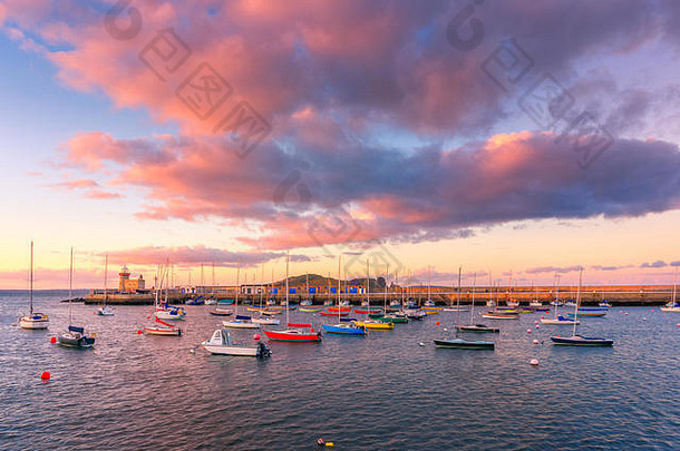 令人惊异的日落皓都柏林爱尔兰视图皓灯塔色彩斑斓的船前景