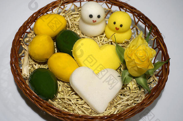 复活节装饰鸡心鸡蛋使杏仁糖篮子