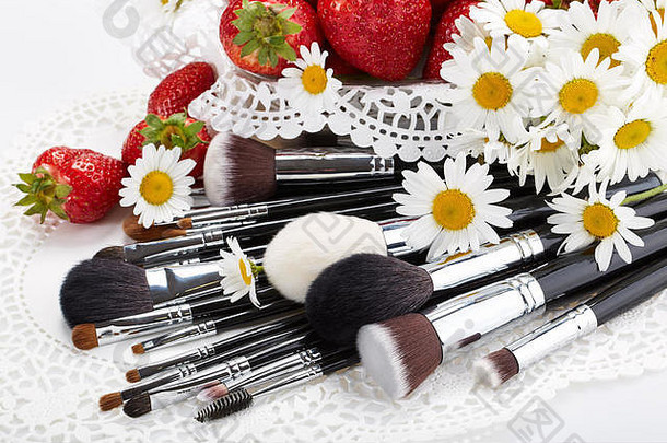 集化妆刷草莓花白色背景