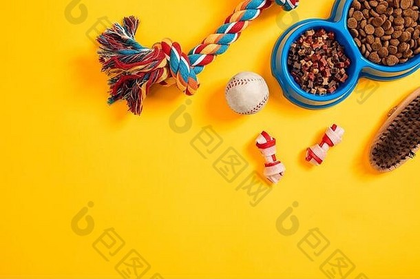 玩具多彩色绳子球干食物配件玩黄色的背景前视图