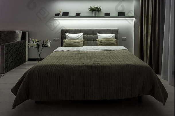 双床上枕头室内现代卧室阁楼平光颜色风格昂贵的公寓
