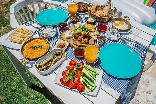 概念促销早....早餐酒店美味的蛋本尼迪克特土耳其法国早餐茶橙色汁游泳池