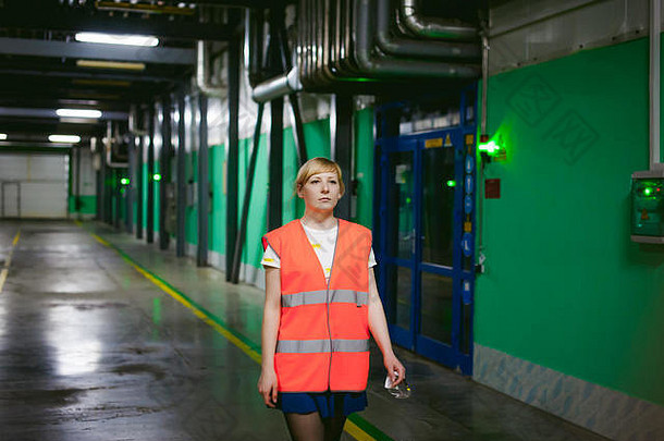 女员工橙色袍背心工作空间生产设施练习控制仓库生产区域