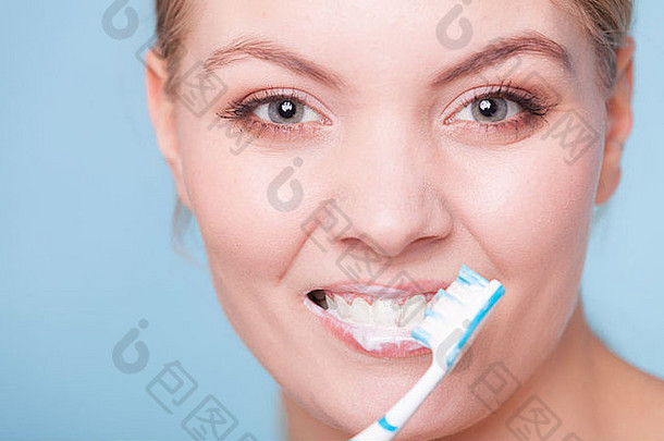 女孩刷牙牙齿牙科护理健康的牙齿