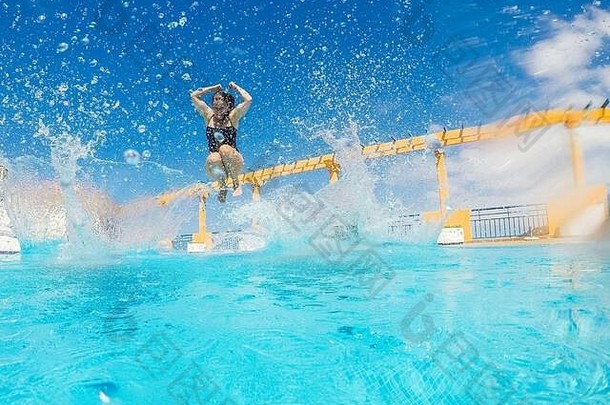 高加索人女孩有趣的溅池蓝色的水夏天假期假期