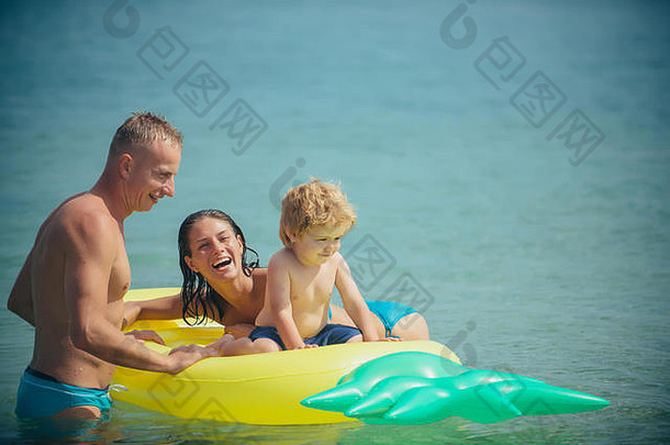 快乐家庭夫妇加勒比海<strong>菠萝</strong>充气空气床垫马尔代夫迈阿密海滩活动快乐父亲妈妈。儿子玩