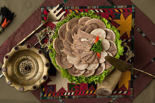 东方菜煮熟的肉面团桌布