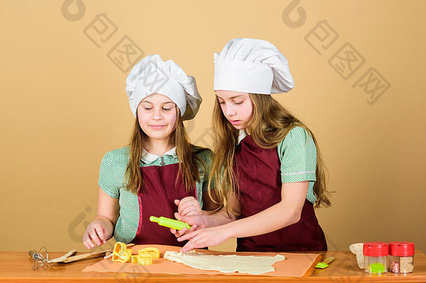 糕点烤孩子们滚动面团首页烤食物小女孩准备烤卷厨房味道新鲜的烤面包