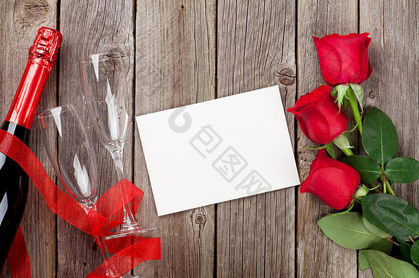 红色的玫瑰香槟空白问候卡木背景前视图复制空间