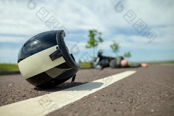 骑摩托车的人头盔谎言街摩托车事故