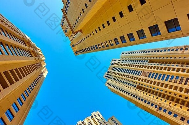 的角度来看现代多层公寓建筑蓝色的天空