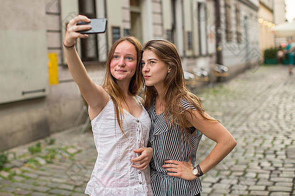 自拍十几岁的女孩图片智能手机街