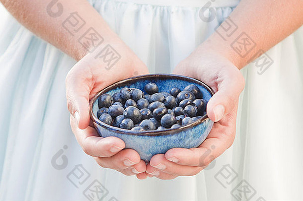 女孩手持有蓝莓碗