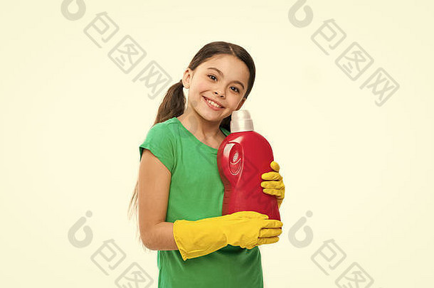 家庭洗钱孩子准备好了洗衣<strong>小管家</strong>持有洗涤剂瓶手可爱的家庭助手穿黄色的橡胶手套家庭清洁产品