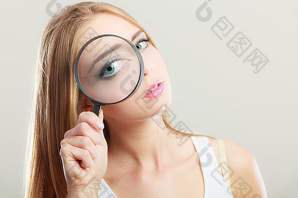 调查探索教育概念特写镜头女人脸女孩持有眼睛放大玻璃放大镜