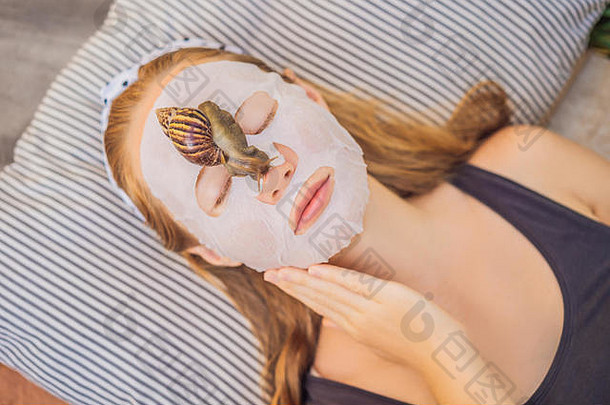 年轻的女人使脸面具蜗牛粘液蜗牛爬行脸面具