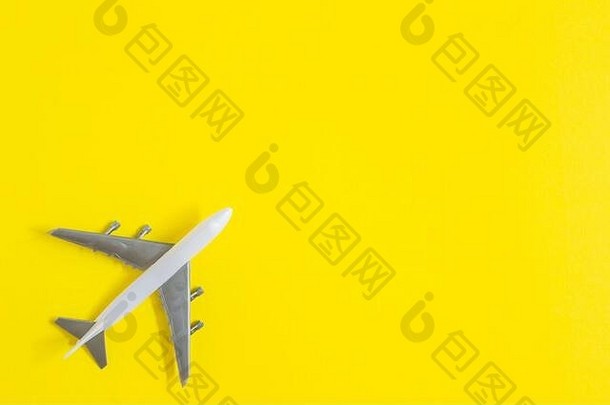 现代乘客飞机黄色的纸背景概念飞机行业前视图飞机黄色的背景