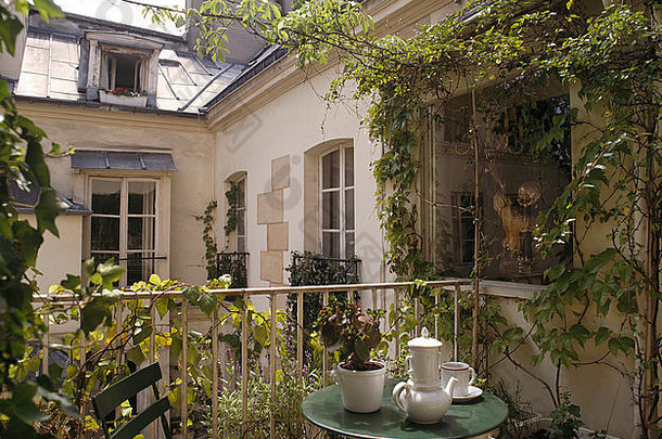 咖啡壶杯小表格阳光明媚的阳台巴黎公寓院子里