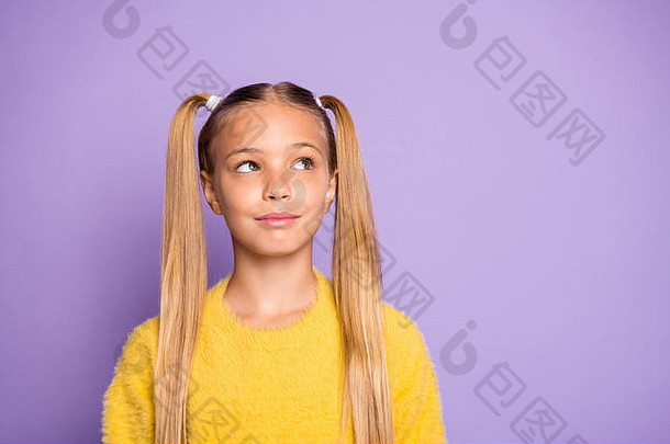 决定肖像介意积极的可爱的孩子的想法计划周末Copyspace穿黄色的毛衣孤立的紫罗兰色的颜色