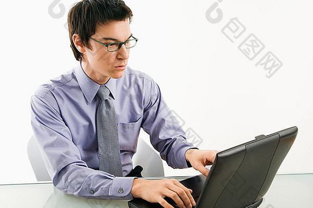亚洲商人坐着桌子上工作移动PC电脑