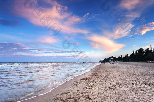 美丽的夏天日落海黄色的沙子蓝色的天空红色的云乌克兰