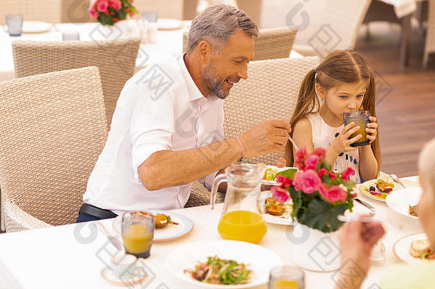 （外）孙女喝橙色汁坐着爷爷