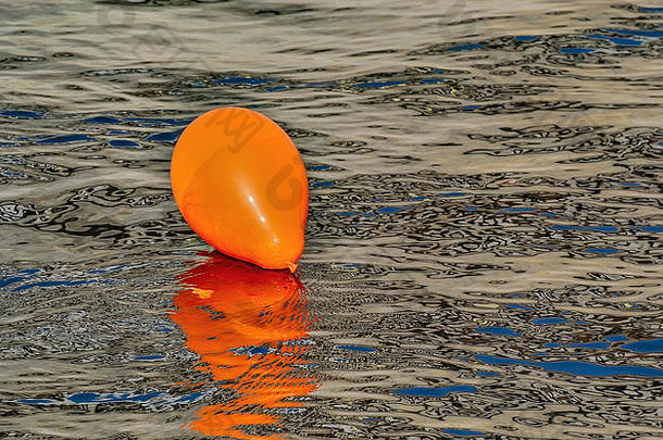 橙色气球水河反射天空水