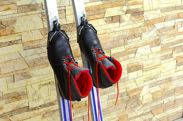 黑色的<strong>滑雪靴</strong>子红色的鞋带安装越来越多的<strong>滑雪</strong>