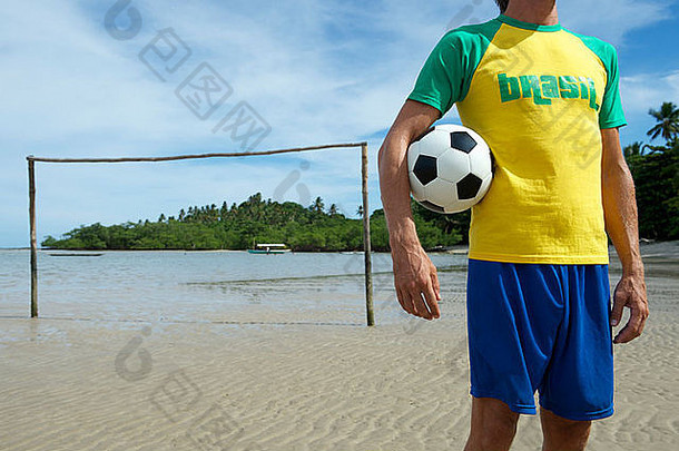 足球球员巴西衬衫持有足球球站简单的巴西海滩足球球场乡村目标的帖子