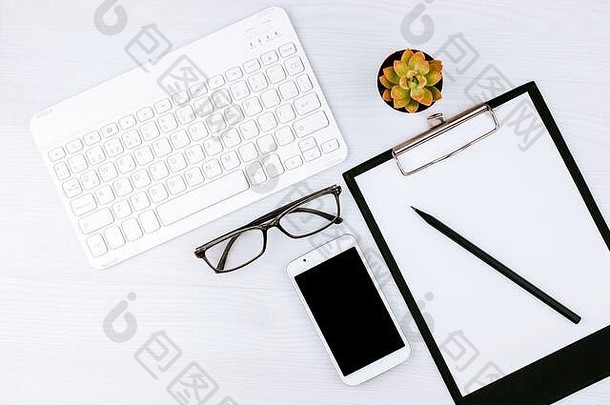 业务概念工作首页办公室平铺白色键盘阅读眼镜宠物笔记本