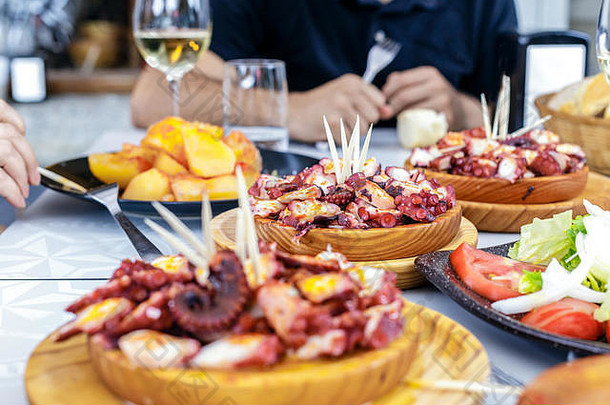 人吃pulpo甘草土豆加利西亚语的章鱼菜著名的菜加利西亚西班牙