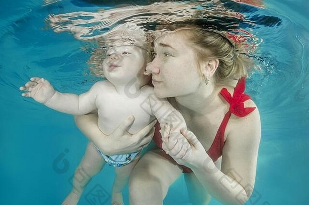 妈妈儿子潜水水下游泳池