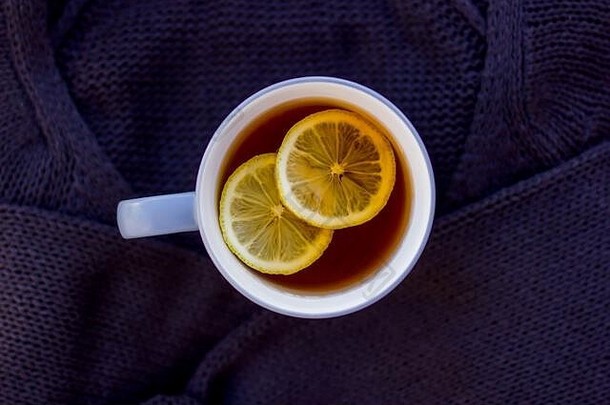 秋天布局热<strong>茶</strong>柠檬毛衣干叶子棕色（的）背景