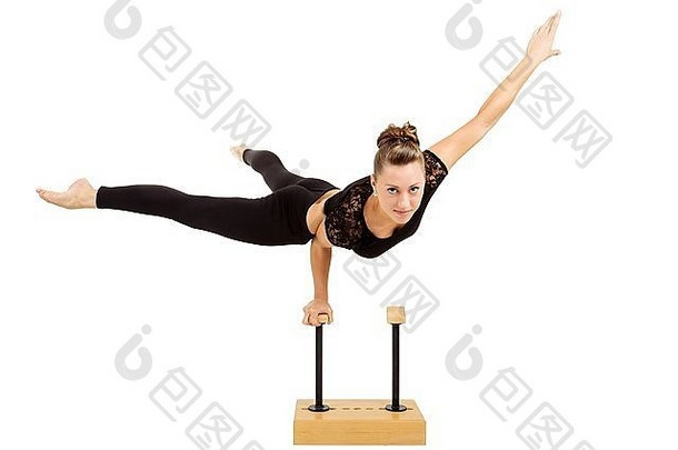 美柔术演员练习体操瑜伽孤立的白色背景年轻的专业体操运动员女人