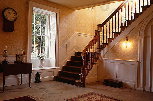 楼梯大传统的大厅腰带窗口