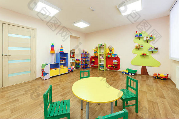 黄色的表格类孩子们光粉红色的彩色的游戏房间幼儿园