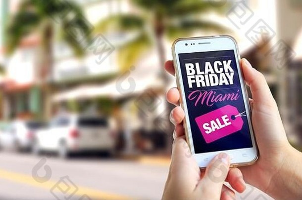 黑色的星期五迈阿密女孩迈阿密持有智能手机黑色的星期五广告屏幕市场营销电子商务细胞电话宣传