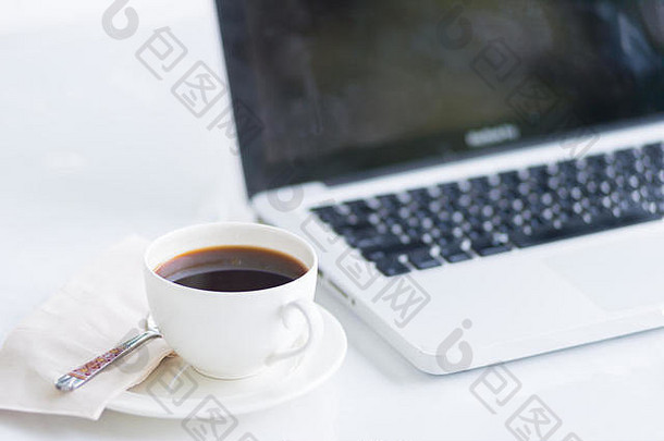 咖啡杯茶能饼干移动PC木桌子上咖啡业务概念