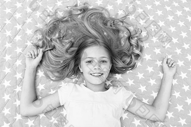 自然卷发治疗护理女孩孩子长卷曲的头发躺床上前视图孩子完美的卷曲的发型可爱的护发<strong>素面</strong>具有机石油头发闪亮的健康的令人惊异的卷发提示