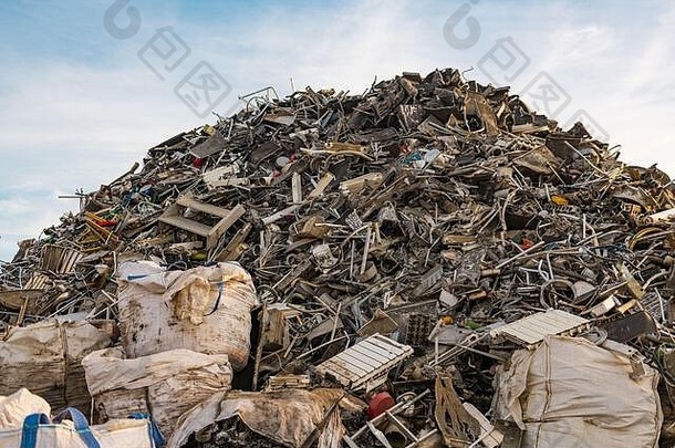 巨大的山金属垃圾垃圾场