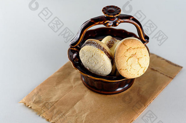 美味的阿根廷饼干alfajores奶油甜leche特写镜头棕色（的）陶瓷花瓶纸袋塑料免费的白色香草蛋白杏仁饼白色背景