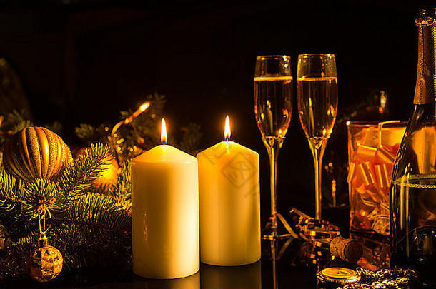 浪漫的生活基斯蜡烛照明眼镜香槟黑暗背景圣诞节装饰礼物伤感图像节日燃烧蜡烛温暖的光