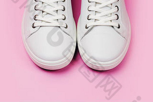 横幅使白色时尚的运动鞋粉红色的柔和的背景前面视图最小的概念