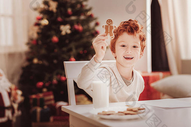 肖像快乐的孩子保持饼干手