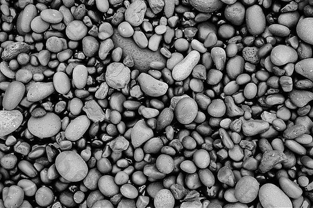 黑色的卵石石头海滩